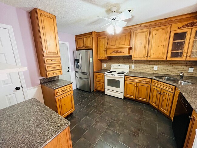 Building Photo - Updated 3 Bedroom, 2.5 Bath Townhome Close...