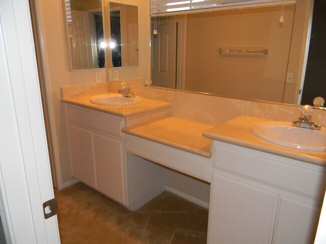 Foto del edificio - Nice Fontana 4 bed 3 bath house