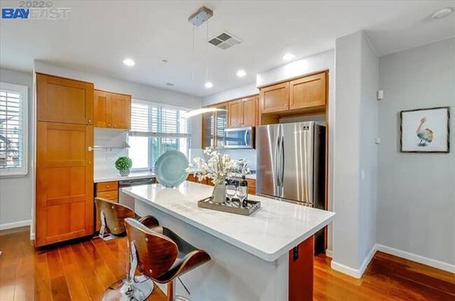 Building Photo - $3,490 / GORGEOUS  3 BEDROOM MODEL TOWN HO...