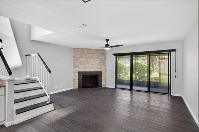 Foto del edificio - 7701 Baymeadows Cir W