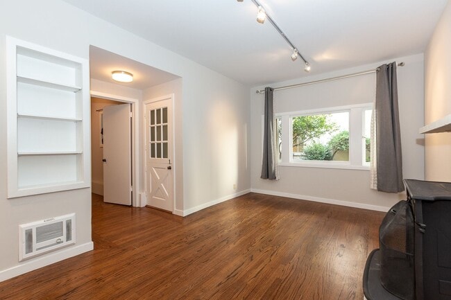 Photo - Pacific Heights: Remodeled Garden Apartment w/ Shared Patio One Block from the Presidio