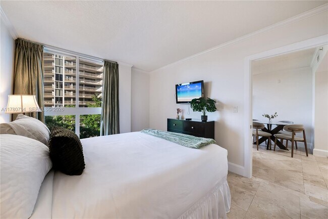Building Photo - 2951 S Bayshore Dr