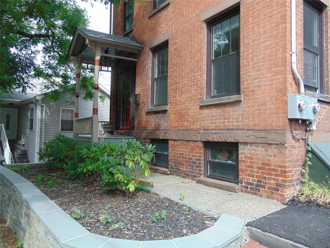 Building Photo - 205 Union St