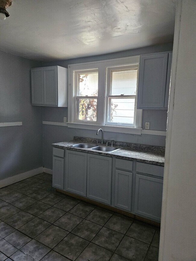 Building Photo - 2 bedroom/ 1 bathroom Detroit's Westside Home