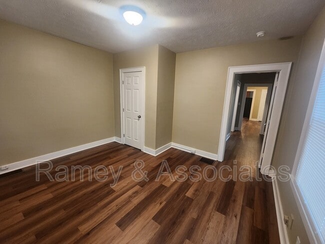 Foto del edificio - 1772 W Gaulbert Ave