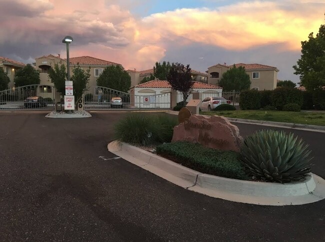 Building Photo - 6800 Vista del Norte Rd NE