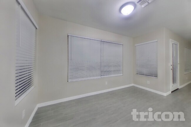 Foto del edificio - 15028 W Honeysuckle Ln