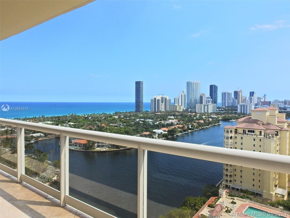 Foto principal - 20191 E Country Club Dr