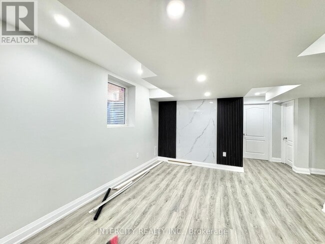 Building Photo - 299 Fleetwood Dr