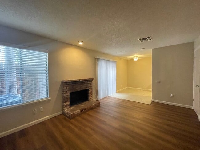 Building Photo - Spacious and Modernized 2 Bedroom, 1 Bath!...
