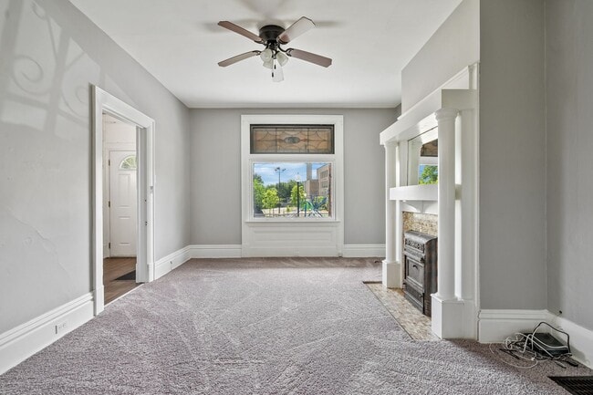 Building Photo - Huge 4 Bedroom with Fenced Yard on Quiet Street