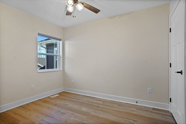 Foto del edificio - 3 Bed / 2.5 Bath Townhome w/Deck, Walkout Finished Basement, 9' Ceilings, Quartz Tops, Stainless ...