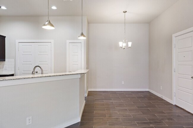 Foto del edificio - AVAILABLE NOW! LUXURY TOWNHOME LOCATED IN PECAN PARK, BASTROP, TEXAS!