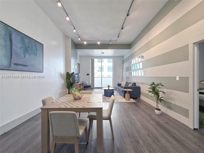 Building Photo - 1200 Brickell Bay Dr