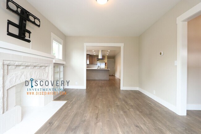 Building Photo - Berkeley Mid-Century Three Bedroom, Two Ba...