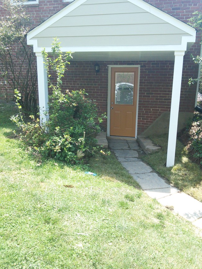 Storm door - 3905 Brenda Ln