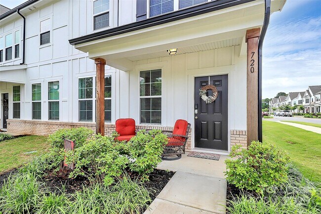 Foto del edificio - 720 Herlong Ave