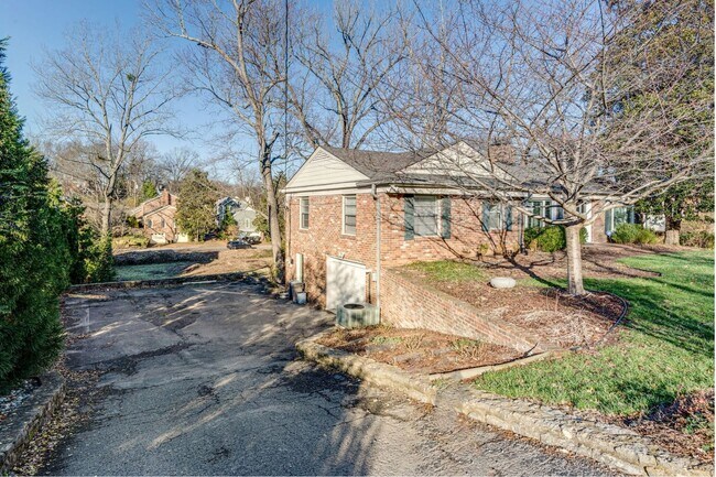 Foto del edificio - Spacious Green Hills Retreat | 3–4BR, 3BA | Deck, Hot Tub, & Prime Location