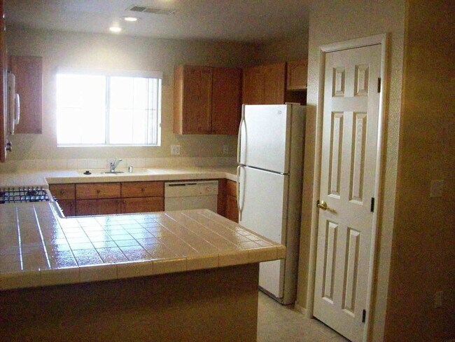 Foto del edificio - Enormous second story unit in upscale gated Summerlin community