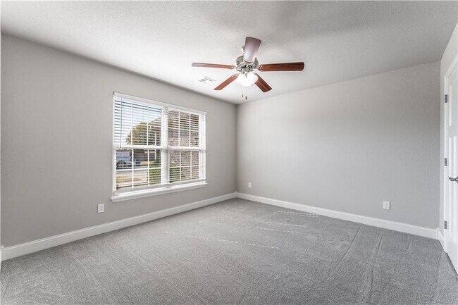 Foto del edificio - 2220 Hunter Dr