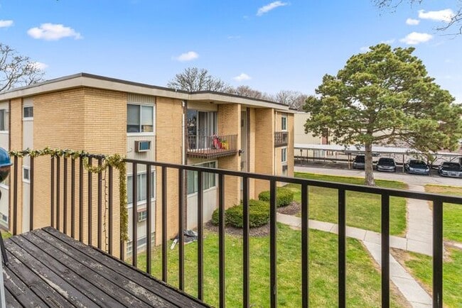 Building Photo - Beautiful 3 bedroom with updates galore- HEAT, Water and Sewer included !