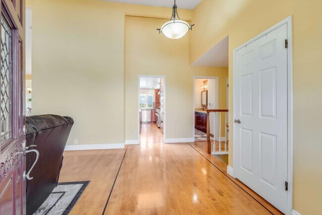 Building Photo - 208 Crestview Dr