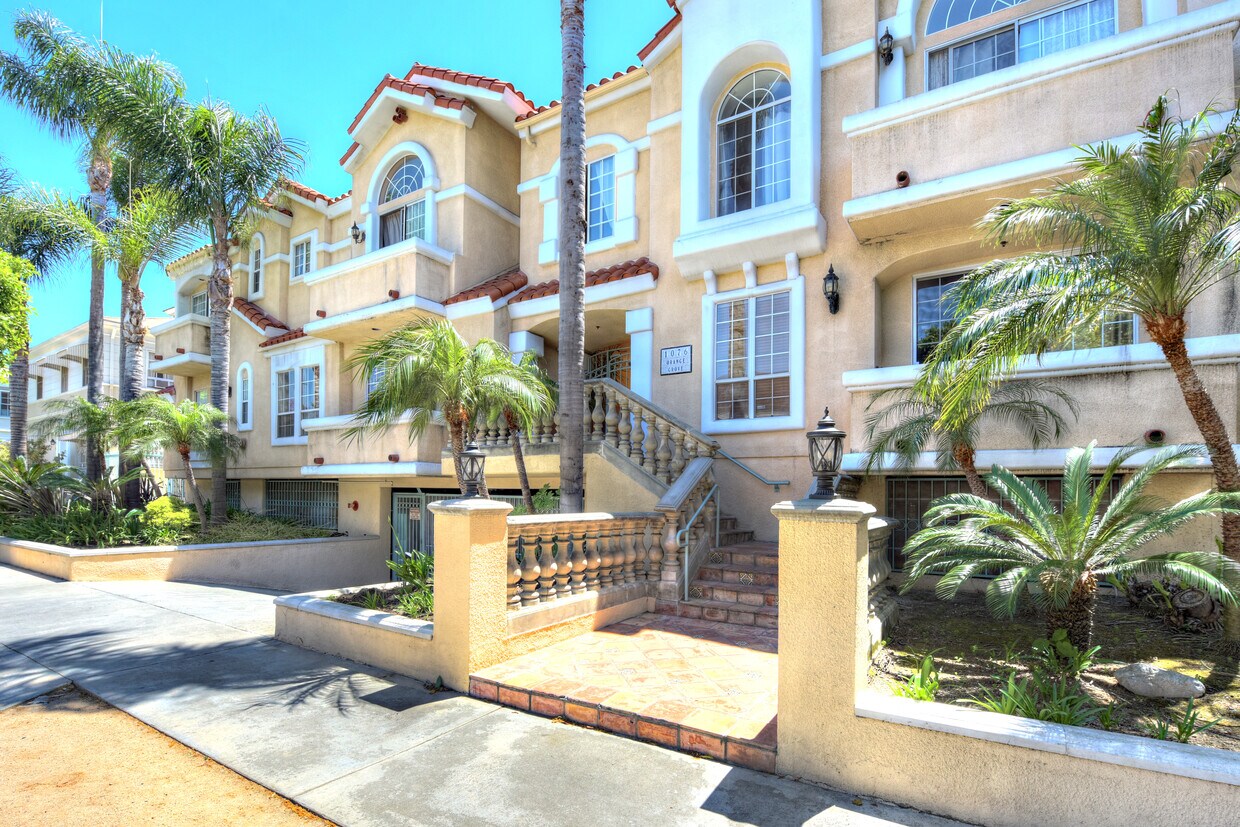 Primary Photo - 1076 S Orange Grove Ave