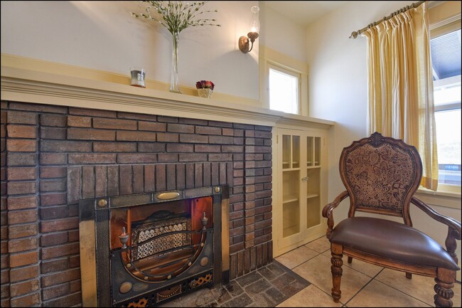 Building Photo - Lovely bungalow by UTEP!