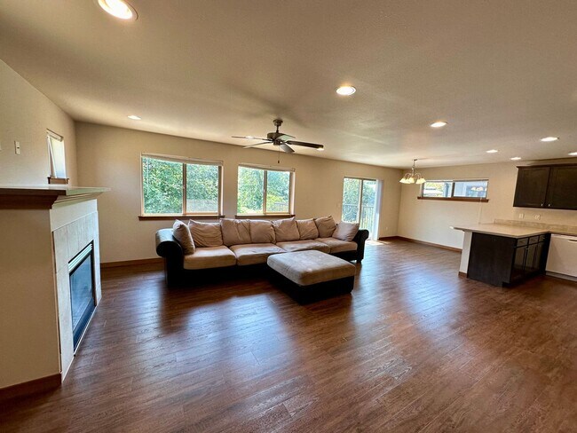 Building Photo - 2145 Seamount Dr