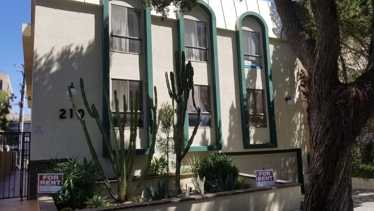 Primary Photo - 210 N Clark Dr