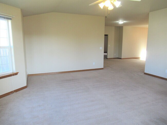 Building Photo - Great 4 Bedroom, 2 Bath House! Available t...