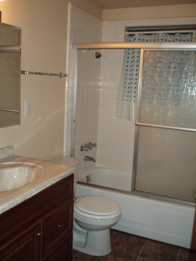 Building Photo - 1041 Beach Dr