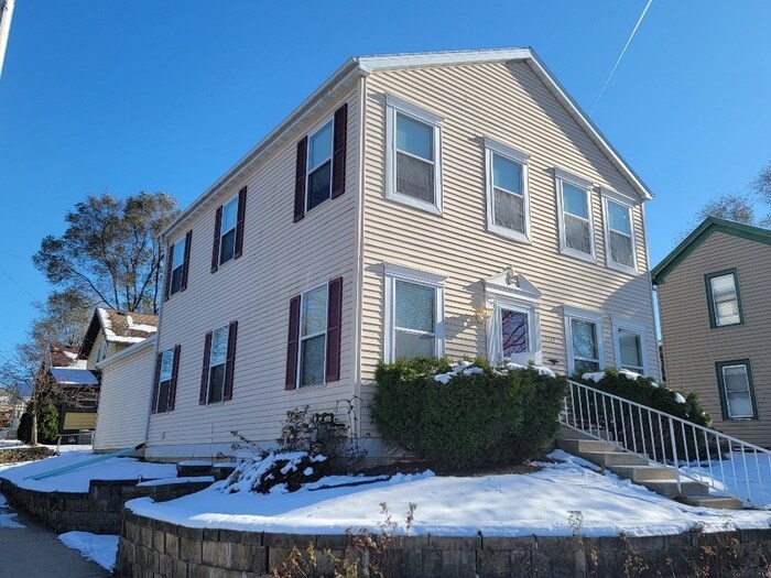Primary Photo - 4 bed, 2.5 bath home