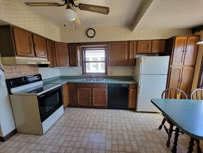 Kitchen - 4628 W 6th St