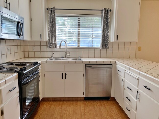 Building Photo - Single Story Home in Hollister