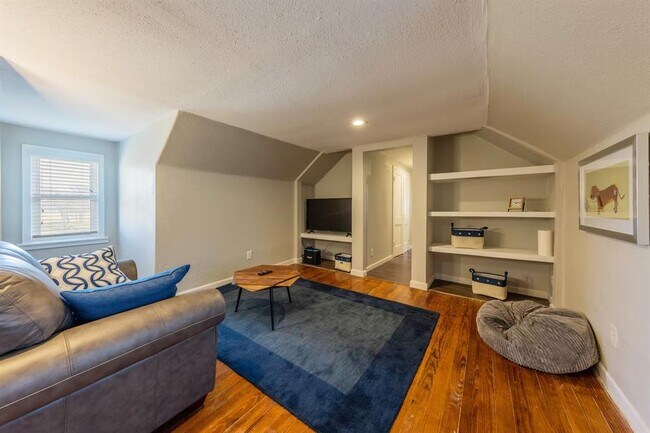 Building Photo - 1212 N Main St