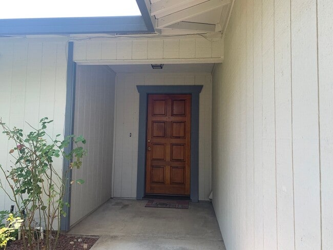 Building Photo - Make this your new home!