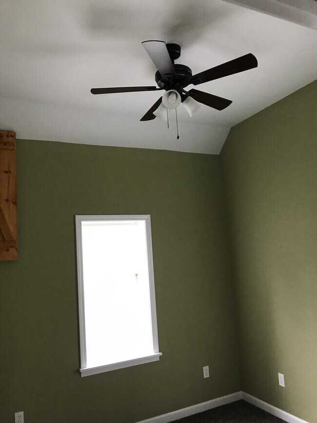 Building Photo - Cozy 2 Bedroom