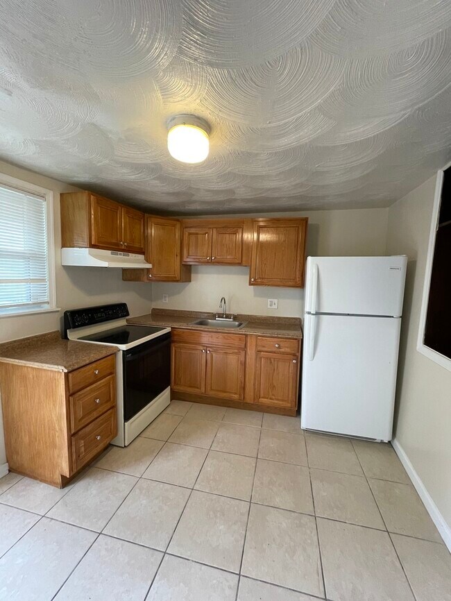Foto del edificio - Beautiful Townhome with Hardwood floors on...