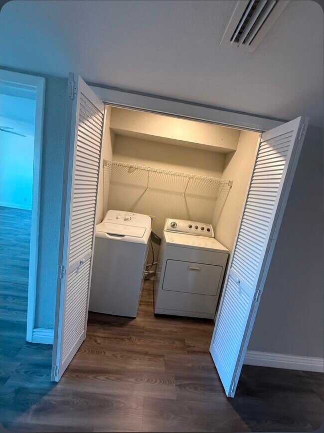 Building Photo - 4444 Victory Dr