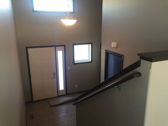 Building Photo - 4 Bed 3 Bath Single Family Home