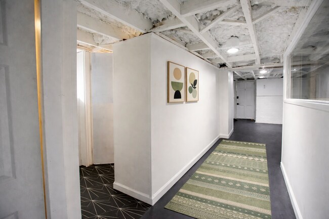 Pasillo para flexibilizar y baño - 1713 E Main St