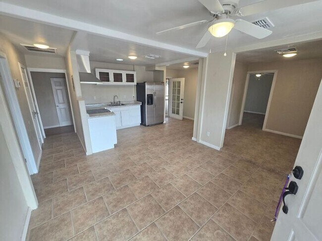 Foto del edificio - Spacious 3bd/1ba in a HUGE GATED Property!