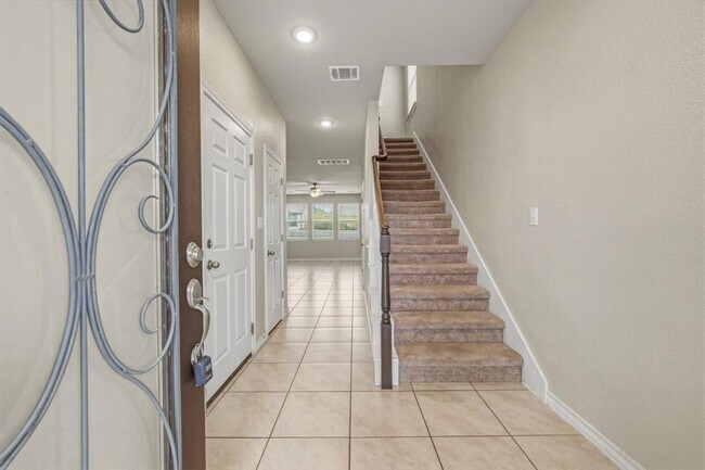 Foto del edificio - 197 Eves Necklace Dr.