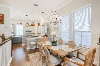 Building Photo - 809 Leavenworth Ave