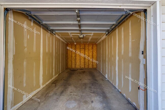 Foto del edificio - Spacious Pet-Friendly Top-Floor Unit w/ Parking Included!