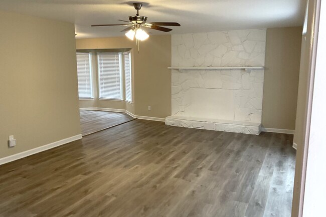Building Photo - 5060 Hubert Dr