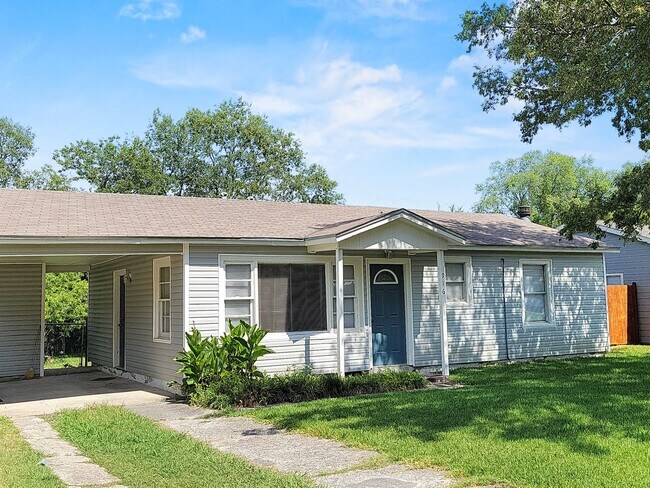 Building Photo - Bright & Open 3 Bedroom Home