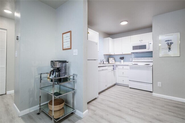 Building Photo - 4320 SW 74th Terrace