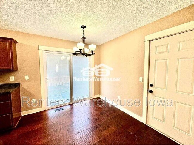 Building Photo - 213 NW Chapel Dr